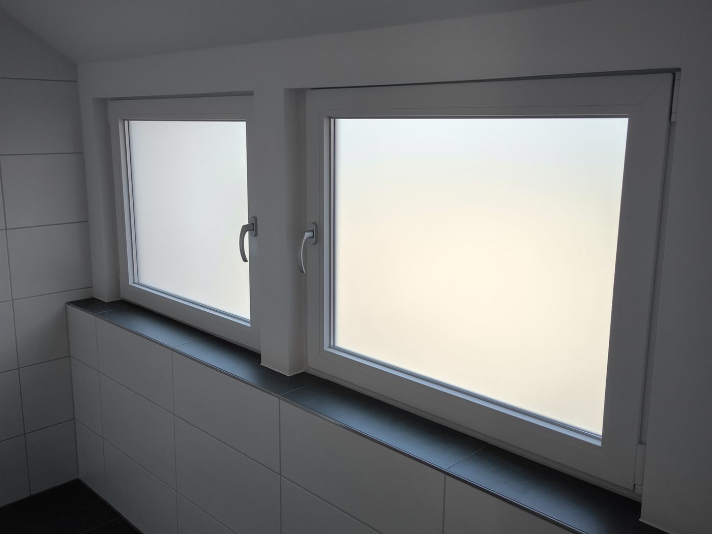 Zwei neue Badfenster mit satinierter Verglasung und dunkler Fensterbank
