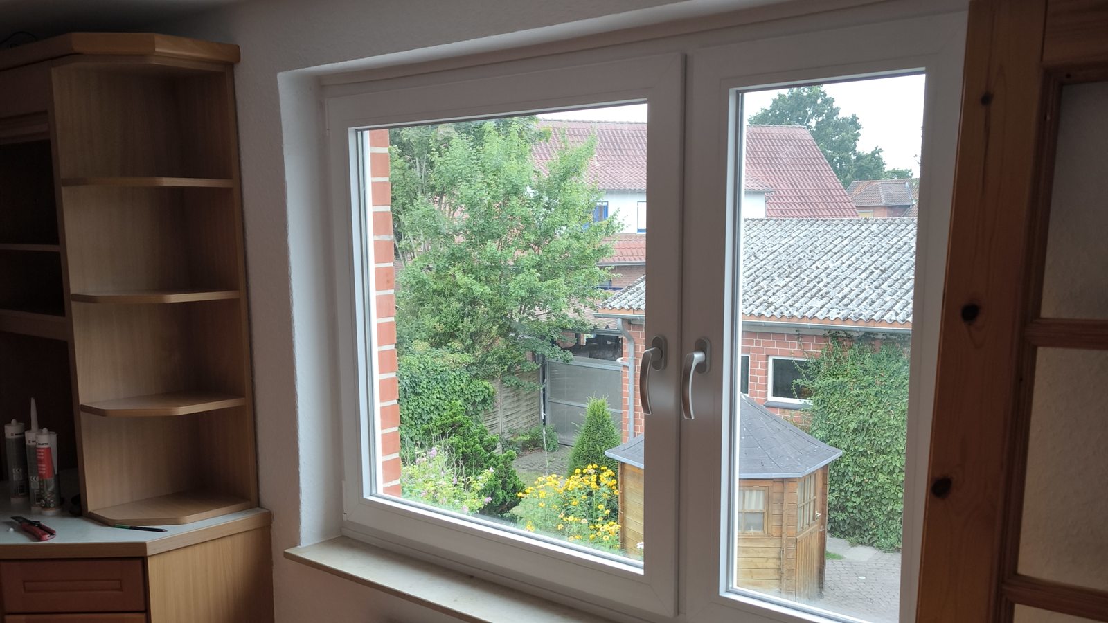 Neues zweiflügeliges Kunststofffenster mit Blick in den Garten